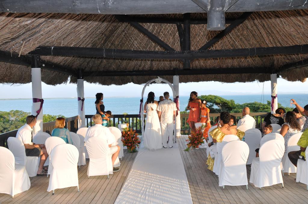 Anchorage Beach Resort Viseisei Eksteriør billede